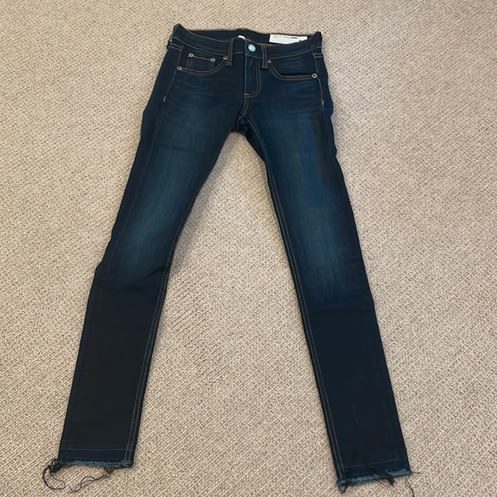 Hey! This is a pair of size 24 skinny jeans!! The brand is rag and bone!